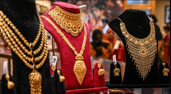 सुनको भाउ प्रतितोला २ हजार ५ सयले घट्यो, चाँदीको पनि गिरावट