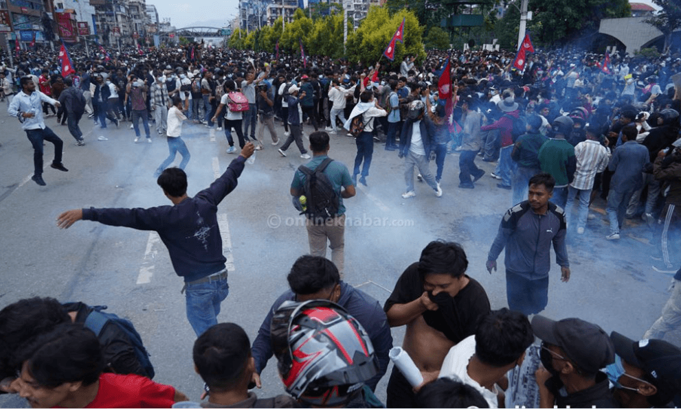 काठमाडौंमा कर्फ्यू: तीन घण्टापछि पनि नियन्त्रणबाहिर प्रदर्शन